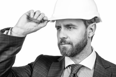 Takım elbiseli ve kasklı kendine güvenen bir işadamı beyazlar içinde, hoş geldiniz.