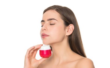 Genç kadın yüz için krem kavanozu tutuyor beyaz arka planda izole edilmiş cilt, kozmetik