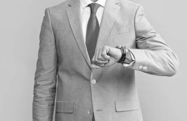 Formalite icabı kırpılmış adam zamanı. İş başarısı. İş adamı gibi takım elbise ve kol saati.