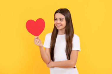 Aşk hediyesi. Aşk hediyeli gülümseyen çocuk. Tatlım. Sevgililer günü indirimi.