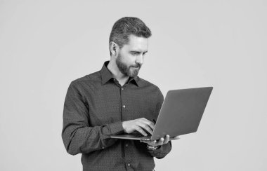 İnternet bağlantısı. Bilgisayar teknisyeni dizüstü bilgisayarda çalışıyor. İnternet iletişimi