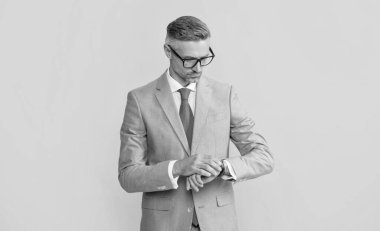 Görüş keskinliği ve görme yeteneği. Göz sağlığı için vizyon düzeltmesi. Optik göz merceği. Adam inek gibi görünüyor..