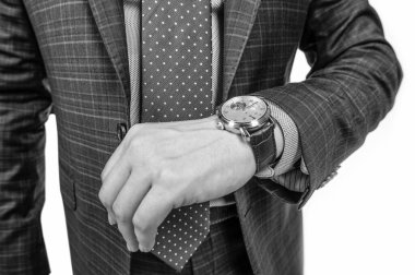 Zamanını akıllıca kullan. Erkek bileğine takılan lüks saat. Zaman yönetimi