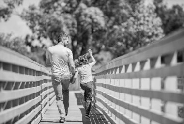 Aile değeri. Çocukluk ve ebeveynlik. Ebeveyn, küçük çocukla rahatlar. Çocuklu baba.