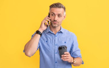 Kahve içen hayret bir adam. Modern hayat ve yaşam tarzı. Adam paket çay içiyor. Günaydın..