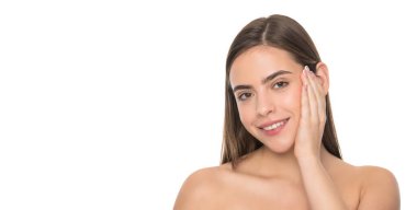 Mutlu genç kız pürüzsüz yüze dokunuyor beyaz arka planda izole edilmiş cilt fotokopi alanı, ten