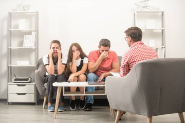 Anne, baba ve kızı. Hayat sigortası ve evlat edinme. veli toplantısı.