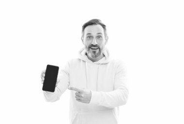 Reklam sunumu. kopyalama alanı. Olgun mutlu adam telefon ekranını sunar.