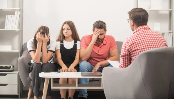 Baba ve çocuk psikolog seansında. Aile terapisi. çocuklu ebeveynler