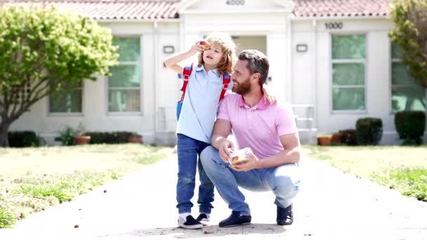 Okuldan sonra yemek yiyen mutlu baba ve oğul, yavaş çekim, babalık — Stok video