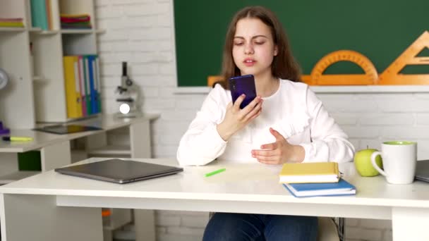 Criança infeliz ficou estressada aprendendo em sala de aula, estresse escolar — Vídeo de Stock