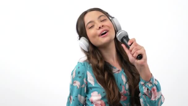 Leende barnsångerska artist sjunger låtar i mikrofon lyssna musik i hörlurar, sång — Stockvideo