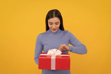 Meraklı genç bayan bayram hediyesini ya da hediye kutusunu aç, alışveriş yap.