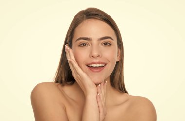 Omuzları çıplak genç bir kız. Mutlu kadın portresi beyaza izole edilmiş..