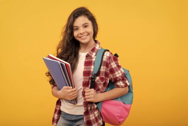 Gülümseyen öğrenci. Eğitim ve bilgi. Lisede. Not defteri ve sırt çantası olan okul kızı..