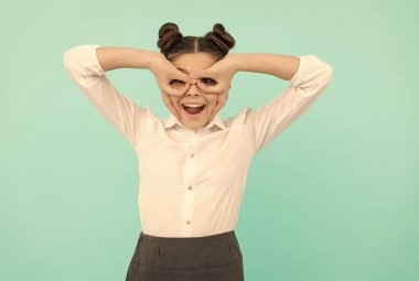 Süper kahraman gibi davranarak. Mutlu liseli kız gözlük yapar. Rol yap. Yaratıcı oyun