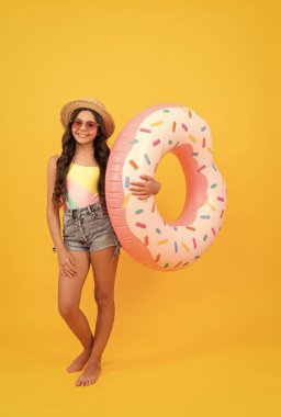 Hasır şapkalı, güneş gözlüklü şişirilebilir yüzüklü mutlu sahil çocuğu, yaz tatili..