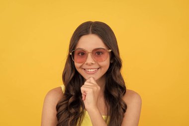 Yaz partisi görünüşü. Güneş gözlüklü mutlu çocuk. Havalı genç kız eğleniyor. Neşeli çocuk