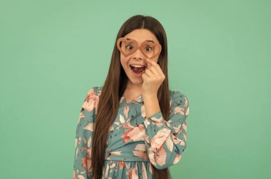 Eğlenceli olsun. Komik çocuk kalp şeklinde gözlük takıyor. Şaşırmış kız. Sevgililer Günü eğlencesi