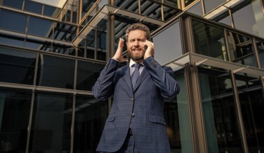 Telefon var. mobil bağlantı teknolojisi. İletişim. Sinirli iş adamı akıllı telefonda konuşuyor.