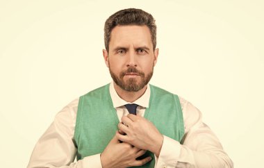 Resmi iş adamı beyazdan soyutlanmış. Kendine güvenen ve bıyıklı yakışıklı bir adam..