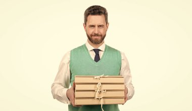 Başarılı adam projeye hazırlanıyor. Belgeleri olan bir CEO. Dosyası olan olgun patron