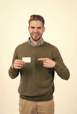 Adam sürücü belgesini gösteriyor. Kredi kartı ya da banka kartı olan adam, kopyalama alanı. İş adamı şov kartı.