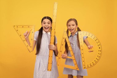 Okula dönme vakti geldi. Mutlu okul kızları geometrik aletleri tutarlar. Okula dönelim. Geometri dersi