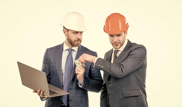 Financiële steun. investeringen in architectonisch project. mannen zakenmensen met geld en laptop. — Stockfoto