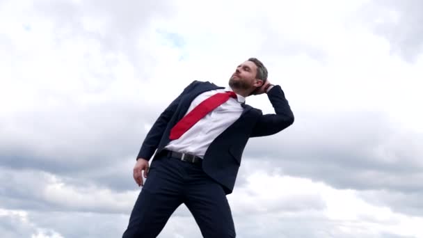 Hombre de negocios exitoso en traje formal feliz bailando en el cielo nublado, bailando — Vídeos de Stock
