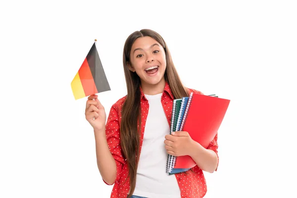 Verrast kind houden Duitse vlag en school copybook voor het bestuderen van geïsoleerd op wit, Duits taal — Stockfoto