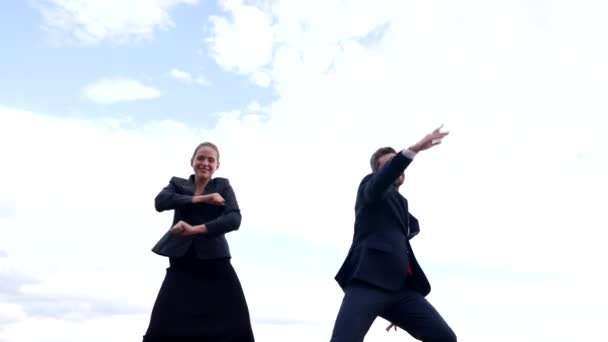 Succesvol zakenpaar gelukkig man en vrouw dansen in de lucht, succes — Stockvideo
