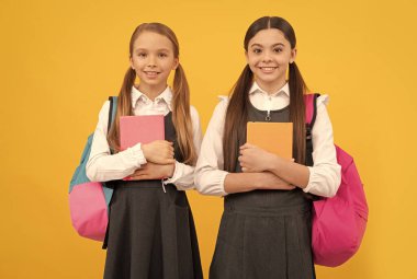 Eğitimde mükemmelliğe adanmıştır. Mutlu çocuklar ders kitaplarını tutarlar. Eğitim ve eğitim