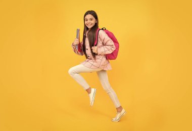 Yeni sınıf. Mutlu çocuk sırt çantasıyla koşuyor. Ergen çocuk okul çantası taşıyor. çocukluk ve eğitim