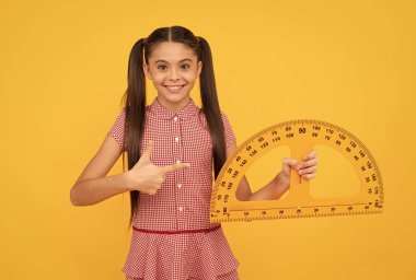 Buraya bak. Okula dönüyorum. Cebir ve geometri. Çocuk matematik okuyor. modern eğitim.