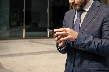 Kesilmiş patron, e-postayı kontrol et. İş görüşmesi. Yetişkin CEO cep telefonundan mesaj atıyor.