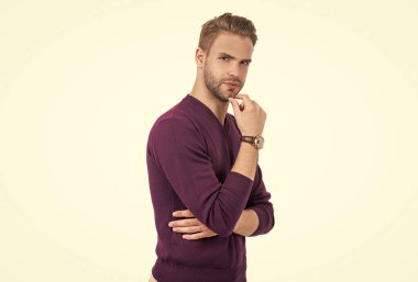 Sakallı ya da sakalsız. Yakışıklı adam tıraşsız çeneye dokunuyor. Erkekler tımar ediliyor. Saç kesimi.