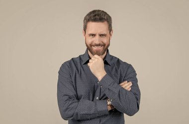 Gülümsemen kadar kendine özgü. Mutlu menajer gri arka planda gülümser. Ağız temizliği. Diş Sağlığı