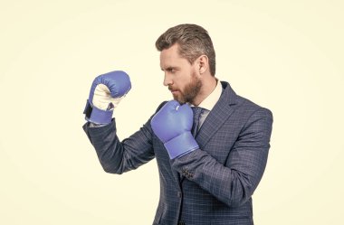 Boksör. Başarılı CEO boksörü. Acımasız mücadele ve başarı. Kendine güvenen adam