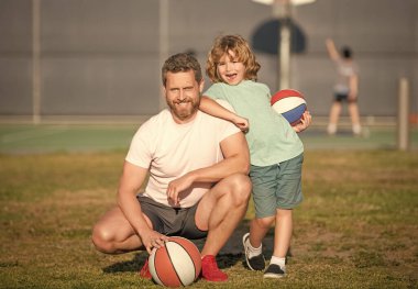 Mutlu baba ve çocuk top oynuyorlar açık havada, çocuklukta