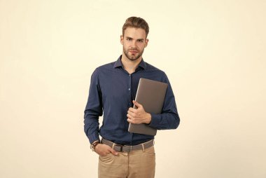 Ofis müdürü beyazda izole edilmiş. Çevik iş kavramı. İnternette çalışan traşsız bir adam.