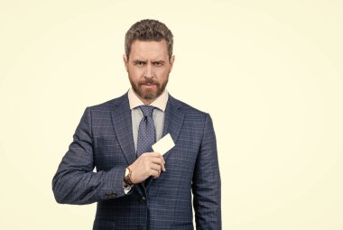 Finansman artışına indirim. Baş bankacı indirimli kartı beyaza izole etti