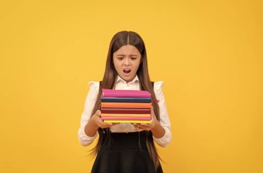 Okul üniformalı genç kız kitap destesini tut, sınava hazırlan.