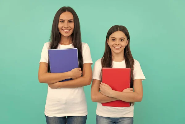Gelukkig kind en moeder of leraar houden school werkboek voor studeren, onderwijs — Stockfoto