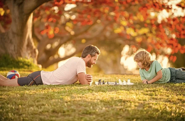 Passer du temps ensemble. stratégique et tactique. la tutelle. papa et enfant jouer jeu de logique. — Photo