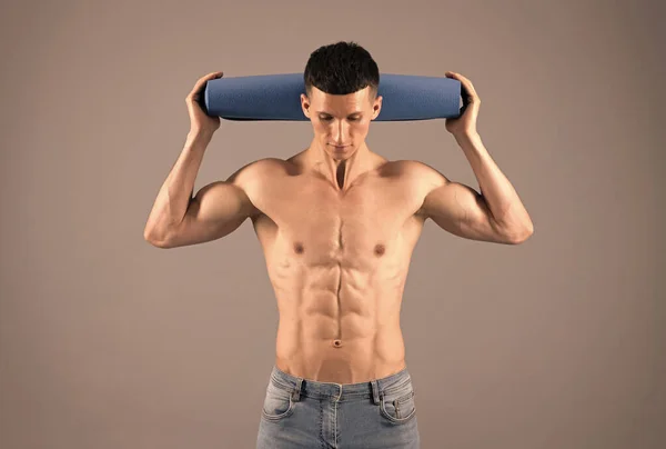 Shirtless guy with fit torso hold workout mat grey background, fitness — Stock Photo, Image