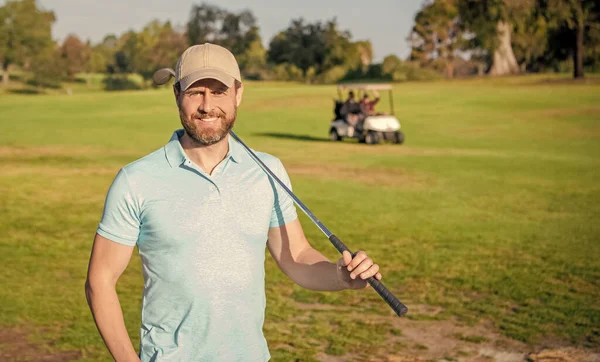 Vidám férfi portré golfozni játék zöld fű, golf — Stock Fotó