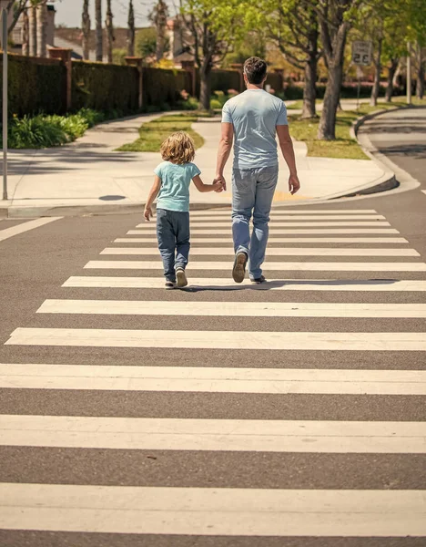 Baba, oğlunu Zebra Geçidi 'nden birlikte geçirir.