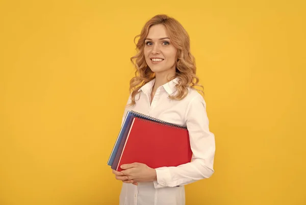 Mulher de negócios loira feliz na camisa branca segurar bloco de notas ou notebook, professor de escola — Fotografia de Stock
