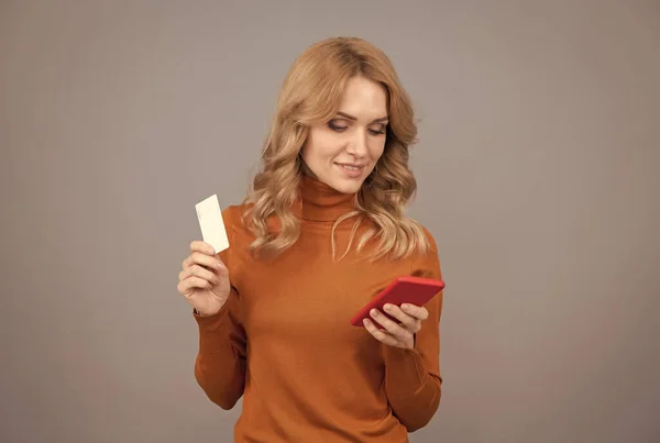 Flicka betala med bankkort på smarttelefon grå bakgrund kopia utrymme, mobil bank — Stockfoto